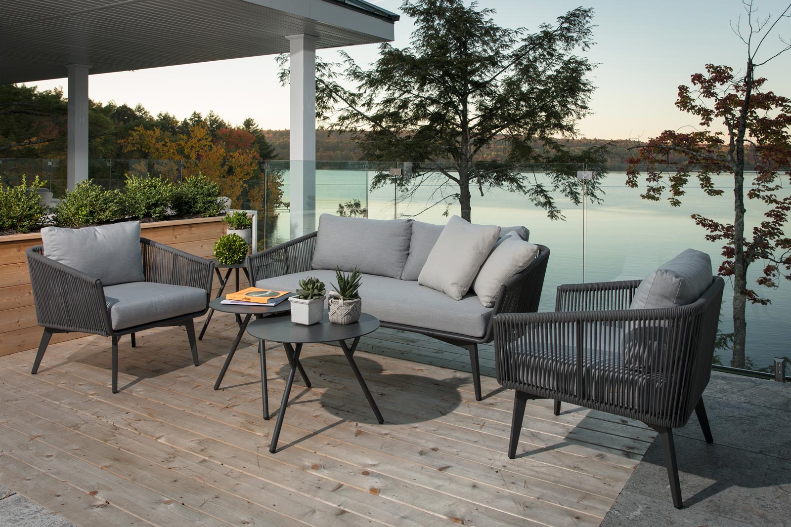 Creating a Modern Outdoor Space:Styling Outdoor Furniture to Match